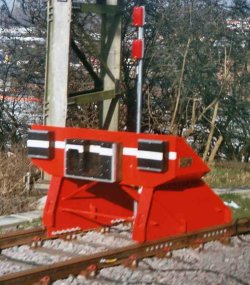 Photo of a modern buffer stop used at Manchester in 2004